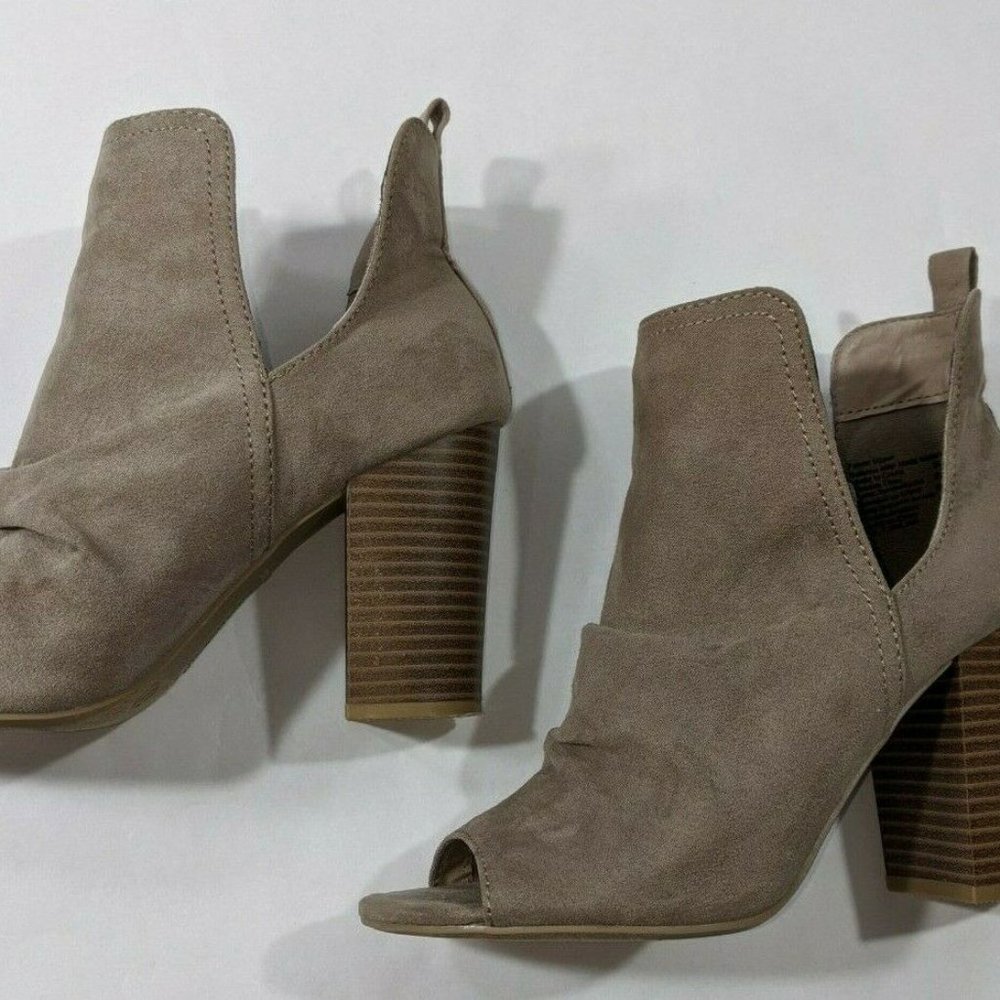 Brash Ladies Beige Suede Boots Size 7 Heels Nice!